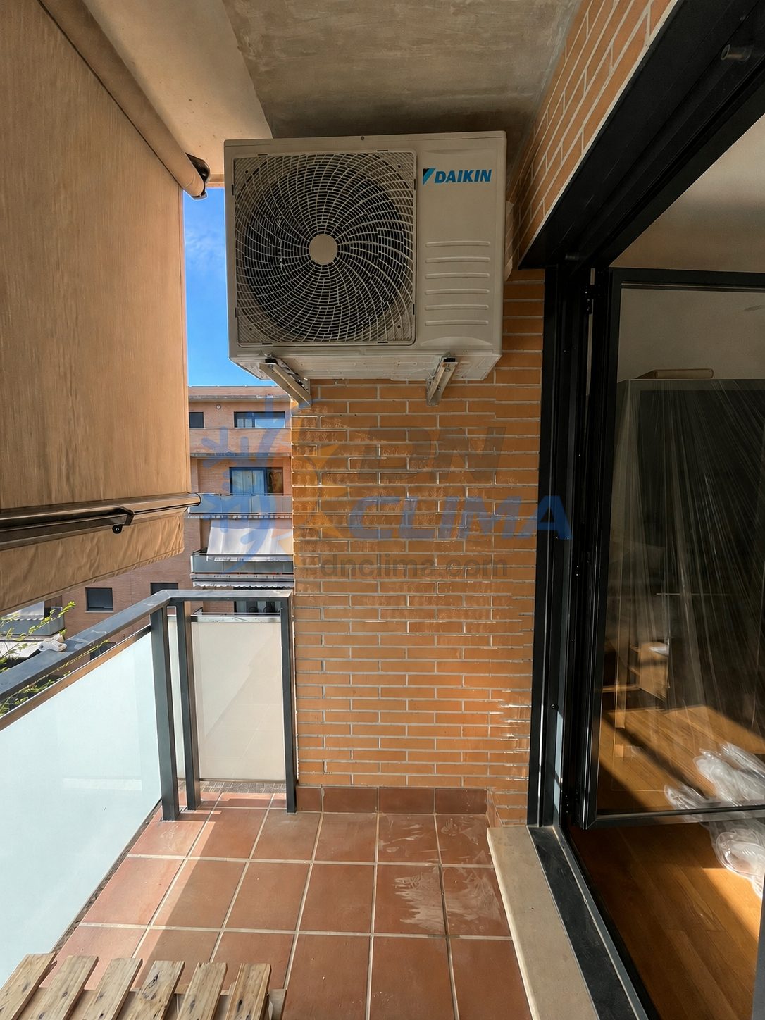 Instalación equipo multisplit 3x1 + canalización, conexión frigorífica/eléctrica, vacío y puesta en marcha.
