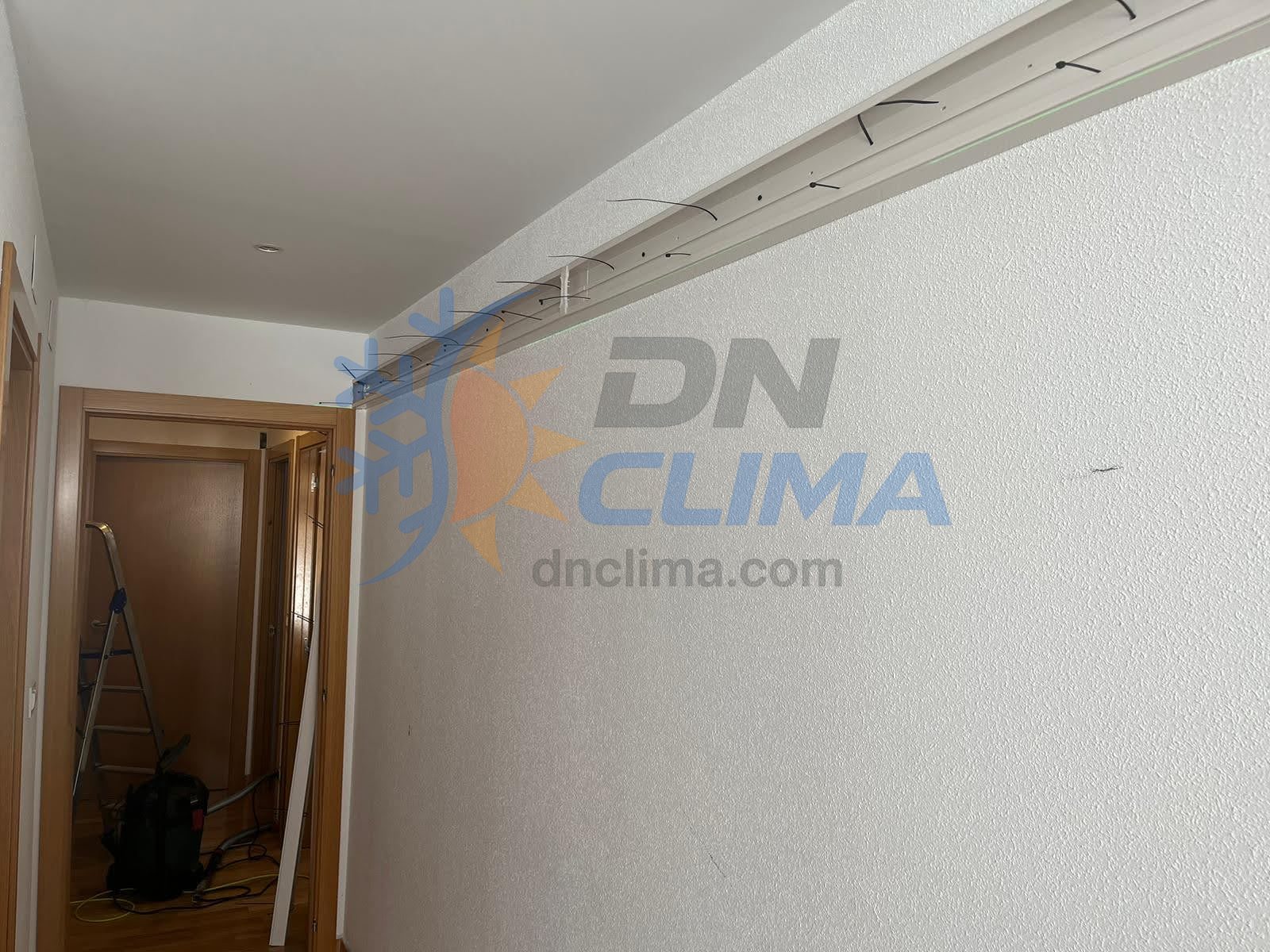Instalación equipo multisplit 3x1 + canalización, conexión frigorífica/eléctrica, vacío y puesta en marcha.
